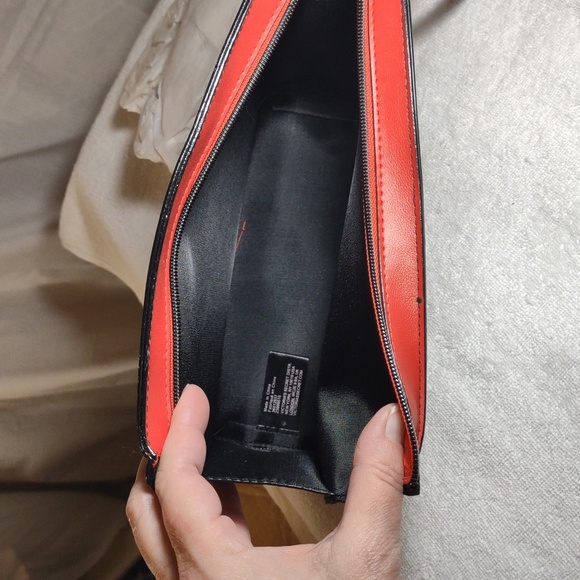 NWT Victoria's Secret Travel / Make-up Bag - Black & Red w/Wrist Strap - Picture 9 of 12